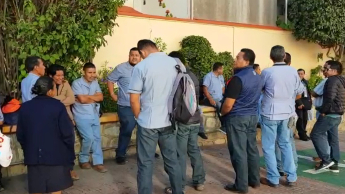 Camilleros inician paro en hospital de Oaxaca por salarios retenidos