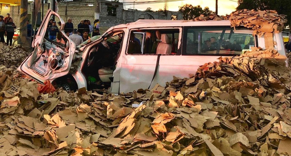#Video Tráiler aplasta autos y mata a mujer sobre la Texcoco-Lechería - camioneta-en-la-que-viajaba-la-mujer