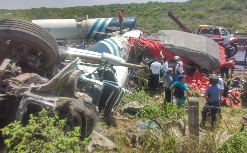 Carambola en Veracruz deja dos muertos y cuatro lesionados - carriles-circulacion-sentidos-pista-cerrados-0-124-1056-657