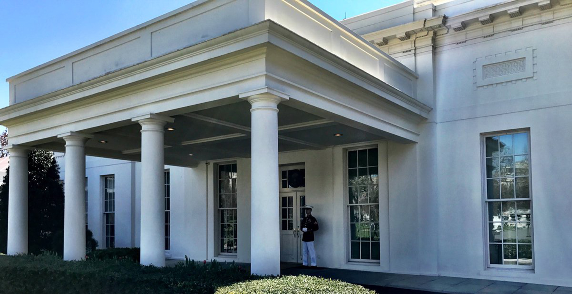 Se reúnen Ebrard y Pence en la Casa Blanca