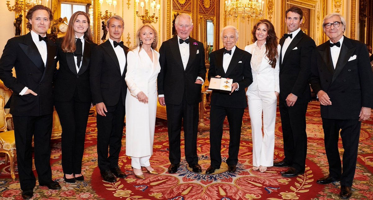 Condecoran a Ralph Lauren como caballero honorario de Inglaterra - ceremonia-de-condecoracion