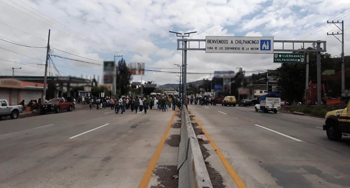 Bloquean Autopista del Sol exigiendo entrega de fertilizantes en Chilpancingo