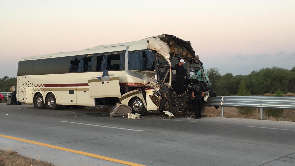 Choque entre autobús y tráiler en Sonora deja 23 heridos