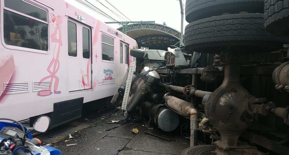 Tractocamión choca con Tren Ligero y deja cuatro heridos en Guadalajara