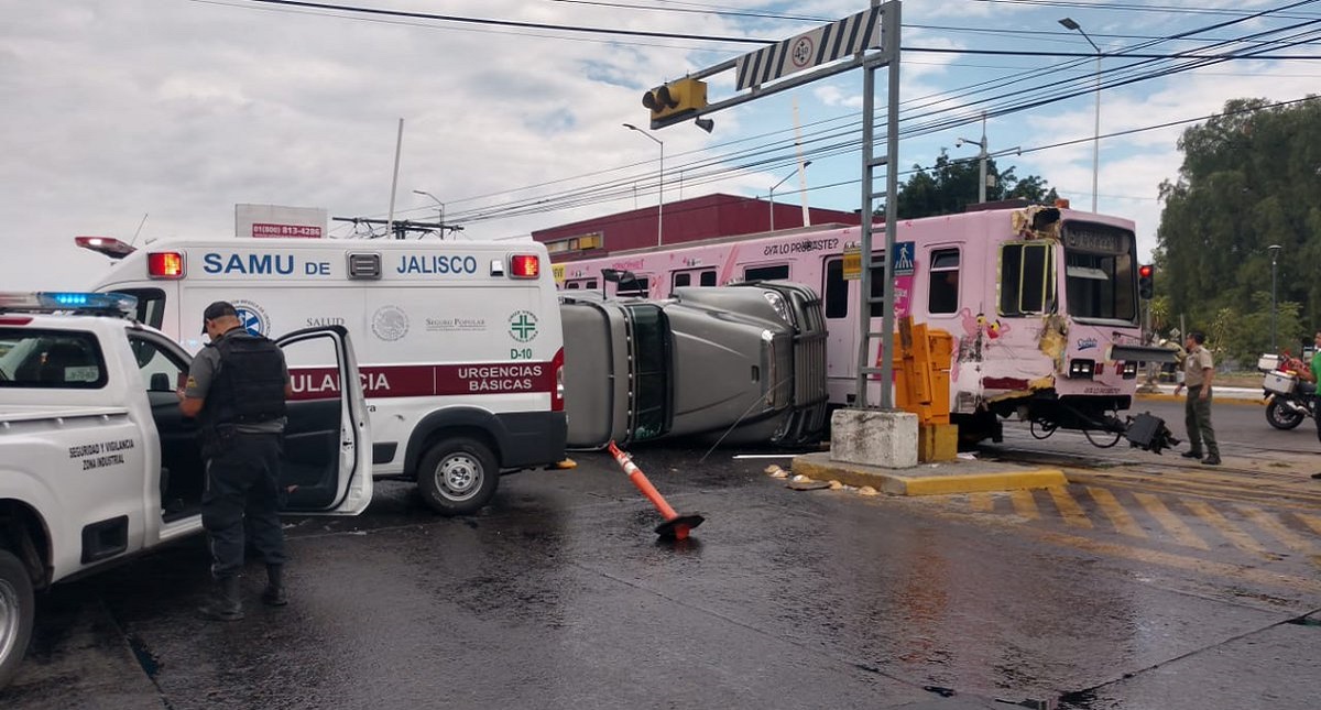 Tractocamión choca con Tren Ligero y deja cuatro heridos en Guadalajara - choque-de-tren-ligero-con-tractocamion