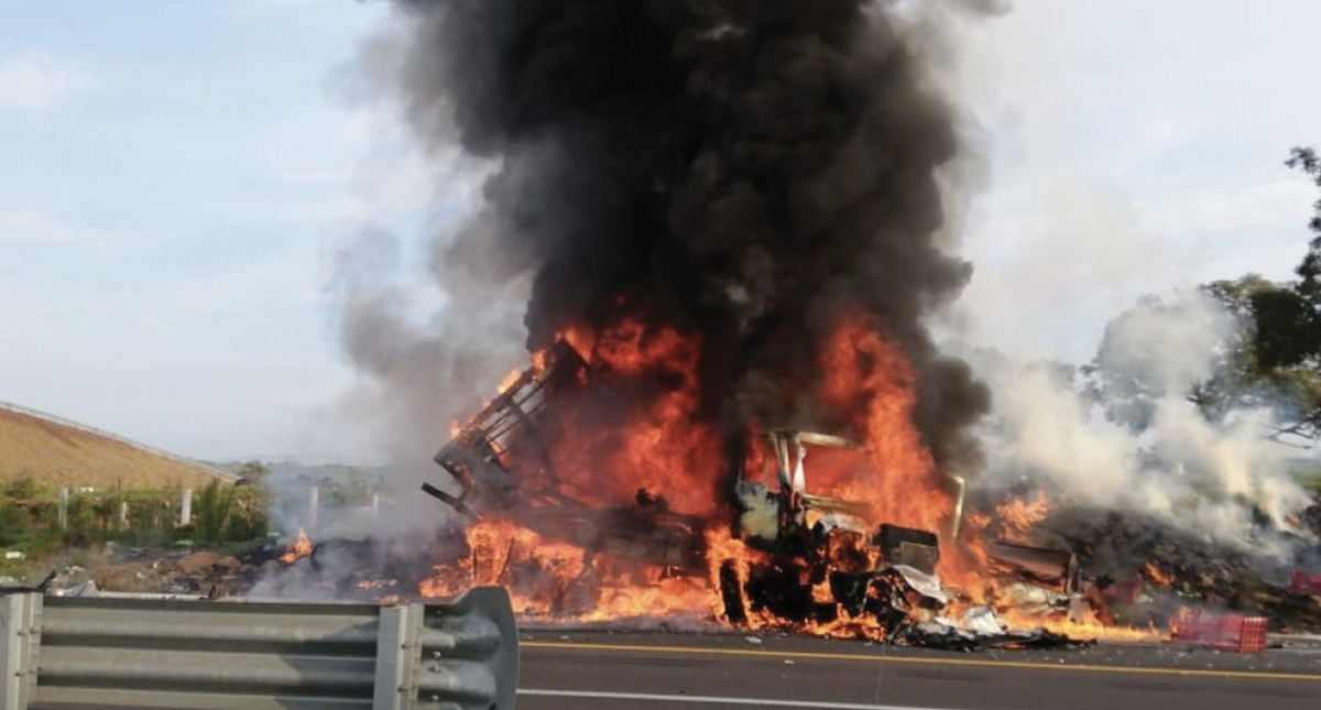 Choque provoca el incendio de tres vehículos en Michoacán