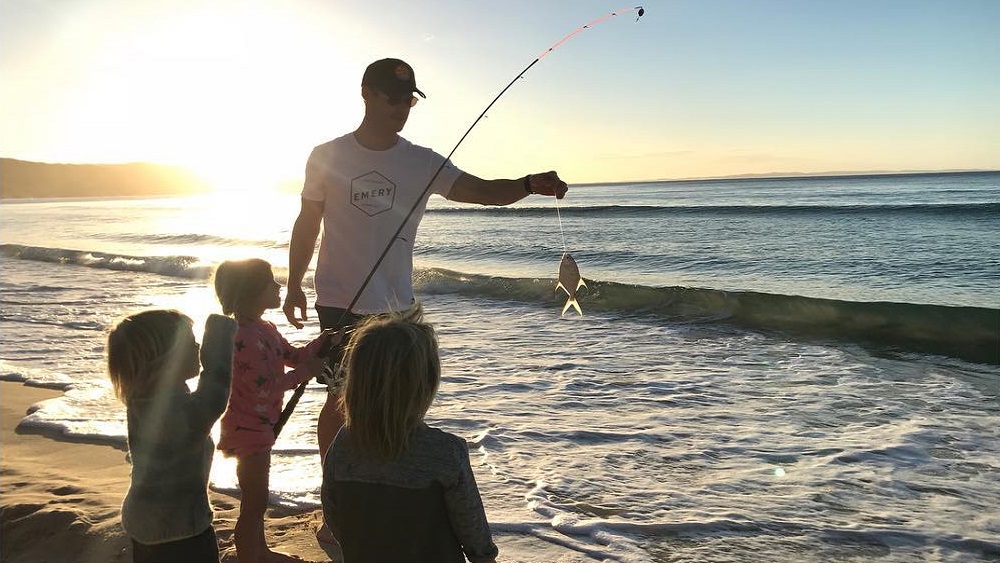 Chris Hemsworth anuncia retiro temporal de Hollywood - chris-hemsworth-con-sus-hijos-en-la-playa