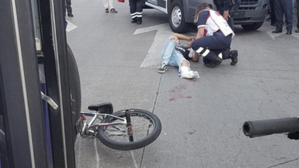 Camión de transporte público arrolla a ciclista en Paseo de la Reforma