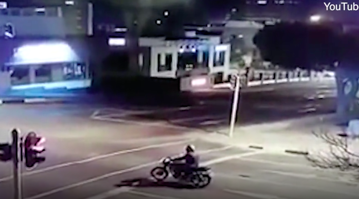 #Video Conductor atropella a motociclista en Sudáfrica
