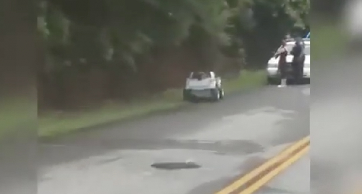 #Video Detienen a mujer por conducir ebria un coche de juguete