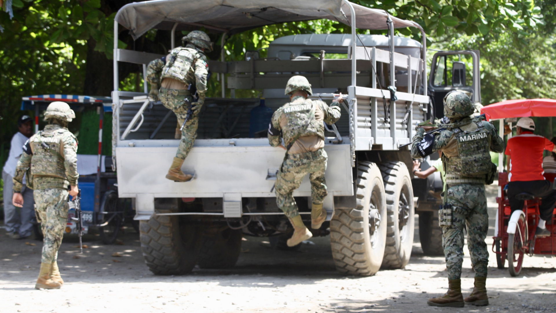 Balseros obligan a marinos a replegarse en el río Suchiate