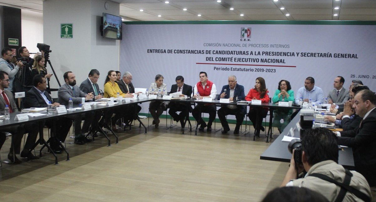 Entregan constancias a aspirantes a Presidencia del PRI