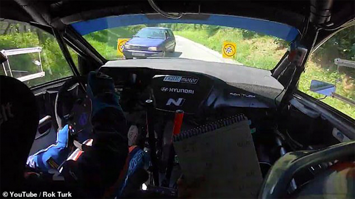 #Video Conductor evita colisión con automóvil en plena carrera #Video Conductor evita colisión con automóvil en plena carrera