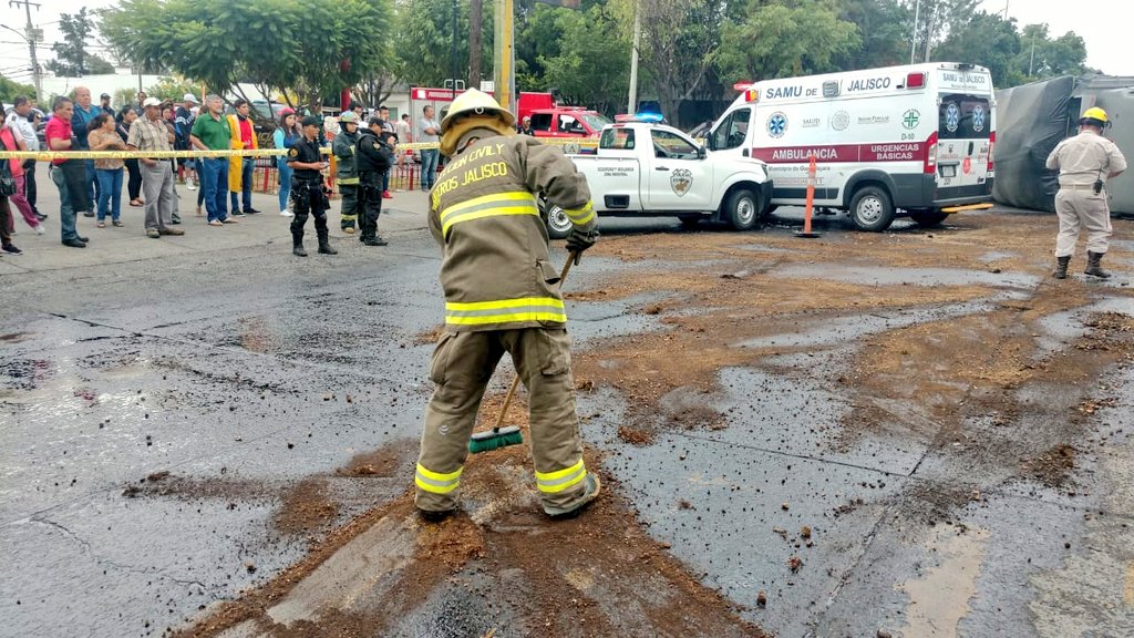 Tractocamión choca con Tren Ligero y deja cuatro heridos en Guadalajara - contencion-del-combustible-derramado-por-el-tractocamion