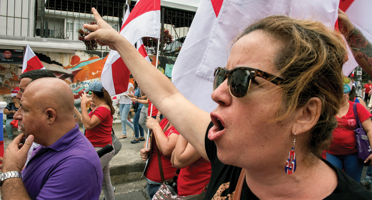 Manifestantes lanzan artefacto explosivo contra presidencia de Costa Rica