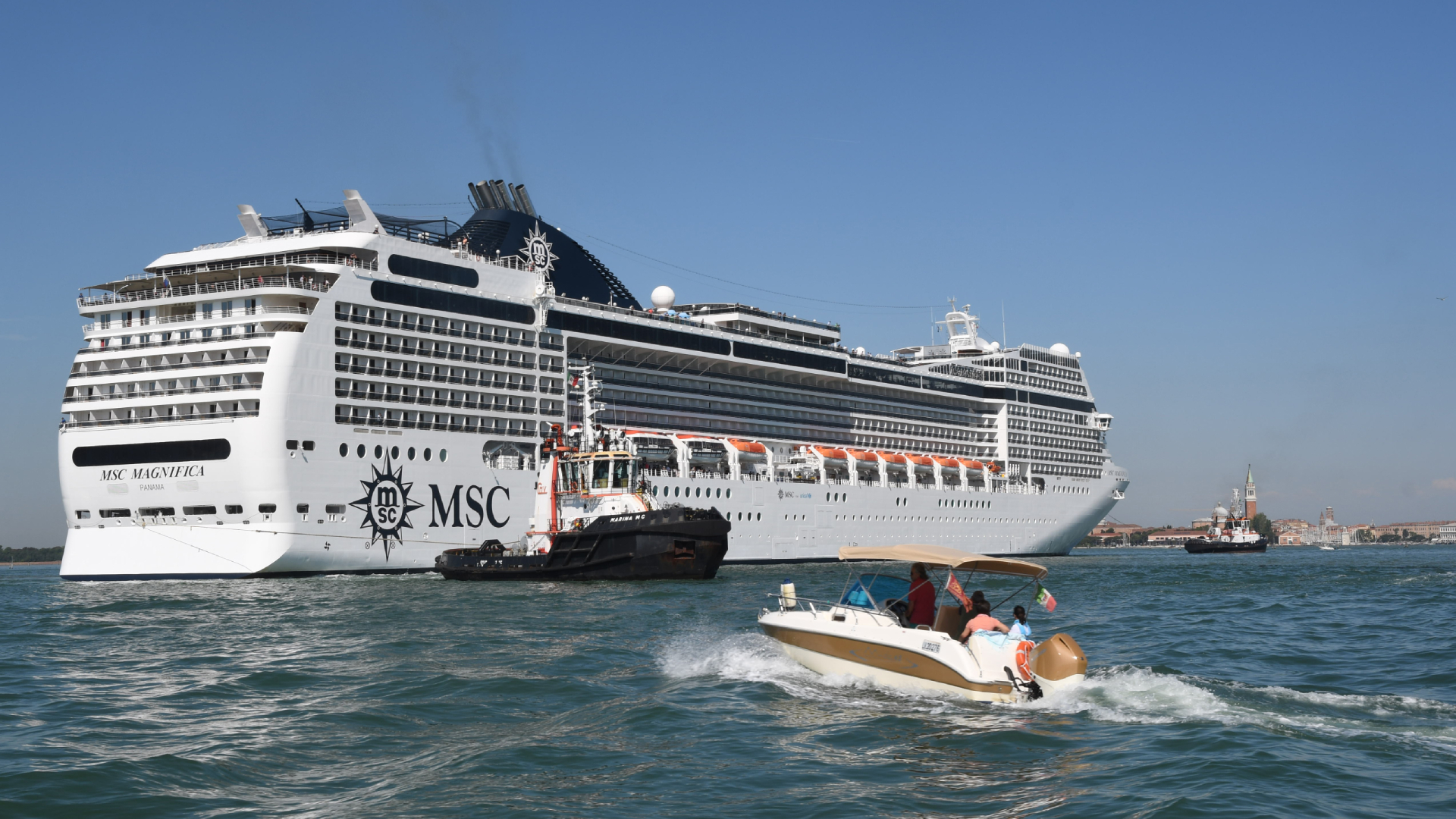 #Video Crucero choca contra muelle y barco de turismo en Venecia