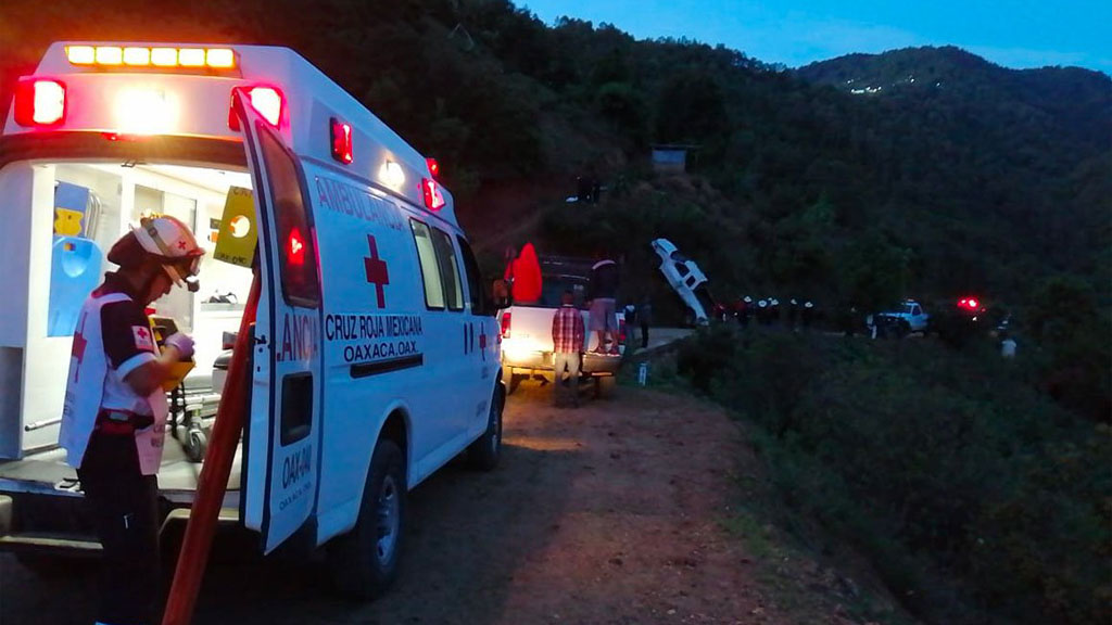 Volcadura por exceso de velocidad deja un muerto y 17 heridos en Oaxaca - cruz-roja-en-carretera-de-oaxaca-por-volcadura-de-camioneta