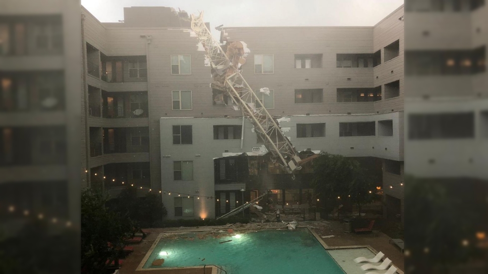 Caída de grúa en apartamento de Dallas deja al menos un muerto