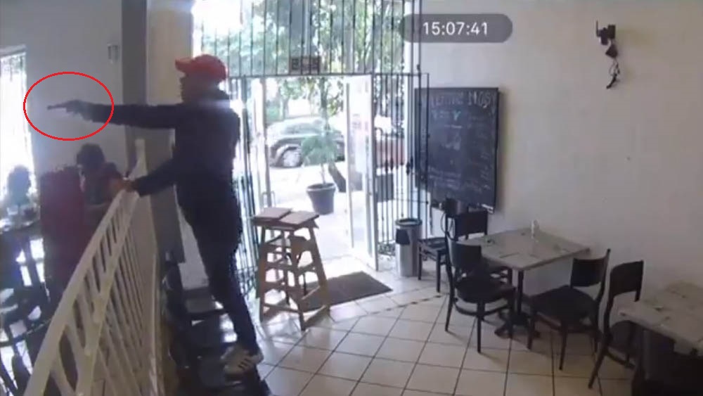 #Video Sujetos armados asaltan a comensales de restaurante en Clavería - delincuente-amenazando-a-comensales