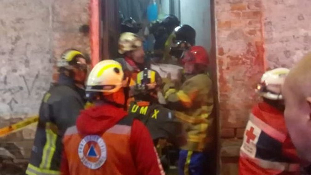 Derrumbe deja dos mujeres muertas en avenida Revolución