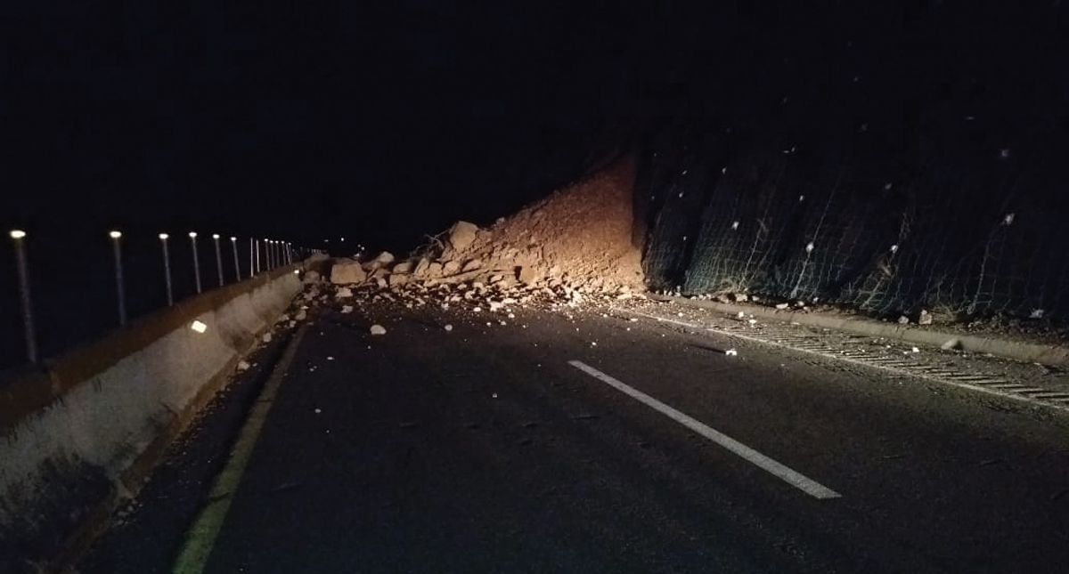 Derrumbe provoca reducción de carriles en Autopista del Sol