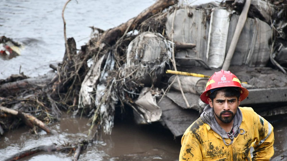 Suman cinco muertos tras desborde de río en San Gabriel, Jalisco