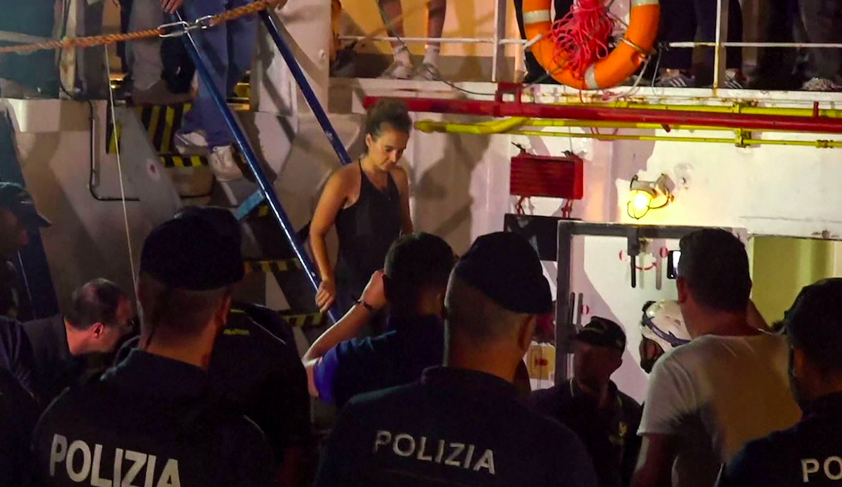 Detienen a capitana del Sea Watch por atracar con migrantes a bordo