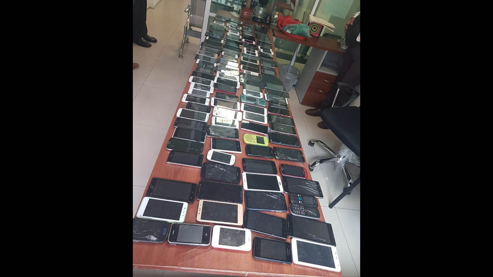 Detienen en tianguis de Ecatepec a dos sujetos con 125 celulares - detenidos-celulares-ecatepec-tianguis-2
