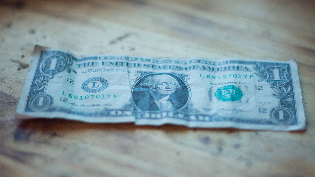 Peso avanza ligeramente frente al dólar este miércoles