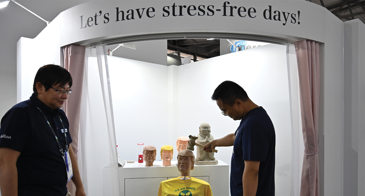 Presentan dispositivo para aliviar el estrés golpeando a Donald Trump - donald-trump-ces-asia