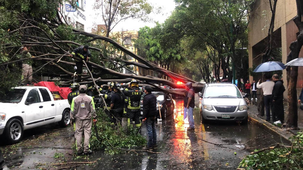 Fuerte lluvia provoca afectaciones en la Ciudad de México
