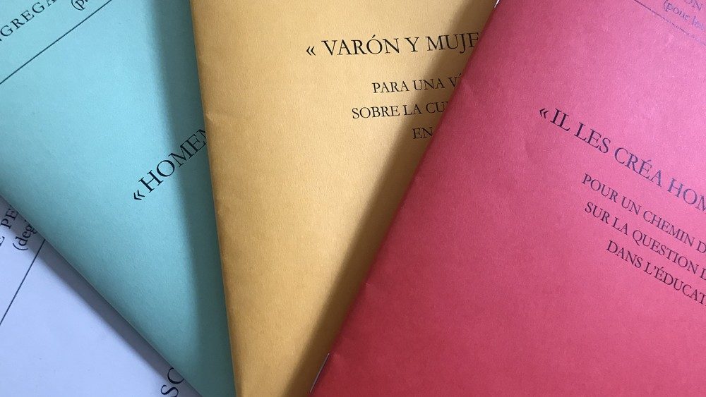 Vaticano llama a educar a los niños con respeto en temas de género - ejemplares-de-varon-y-hembra-el-los-creo-en-distintos-lenguajes