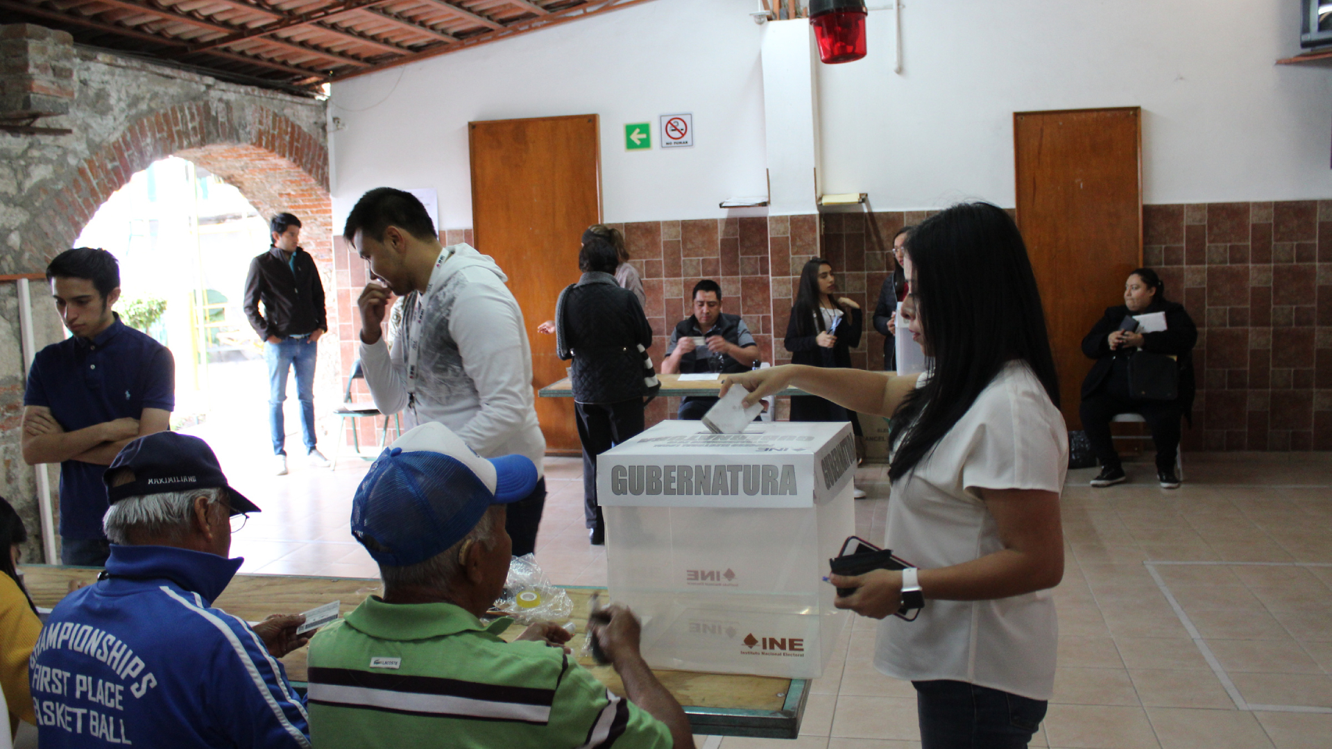 Funcionarios de casillas comienzan a recibir a votantes en Puebla