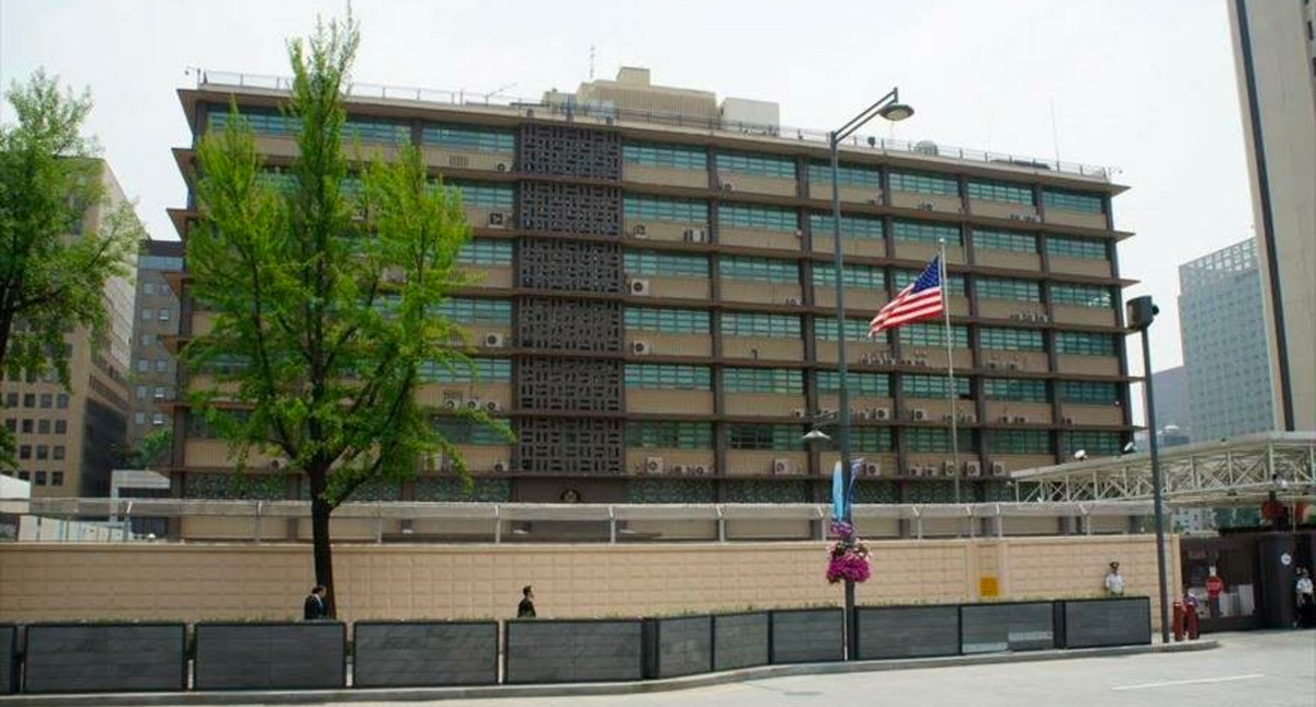 Detienen a hombre tras chocar contra embajada de EE.UU. en Corea del Sur