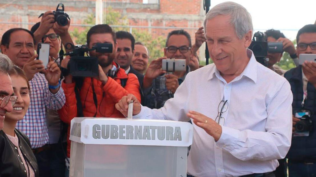 Cárdenas, Barbosa y Jiménez votan para gobernador de Puebla - enrique-cardenas-votando