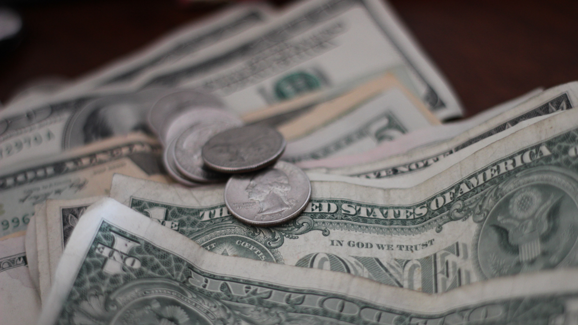 Aumentan remesas enviadas por migrantes por incertidumbre