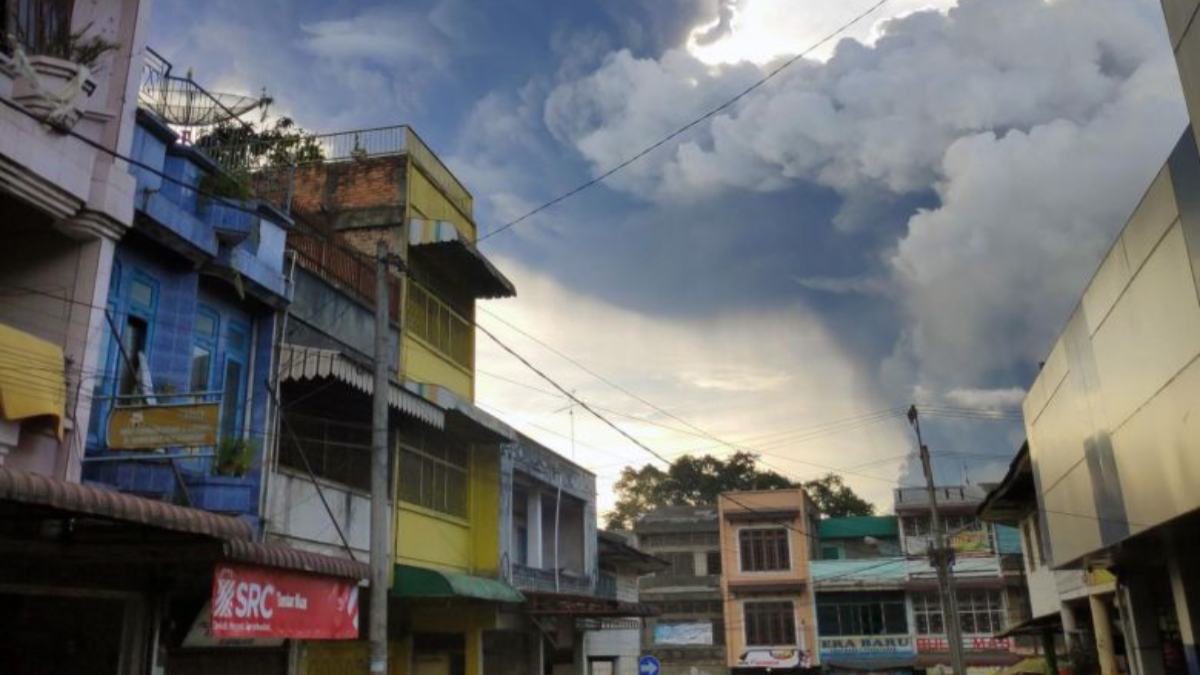 #Video Hace erupción el Monte Sinabung en Indonesia
