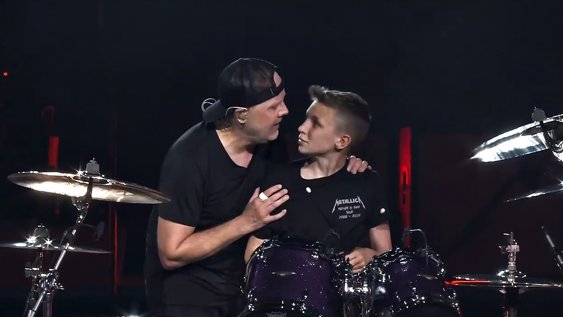 #Video Metallica deja a niño tocar con ellos por su cumpleaños