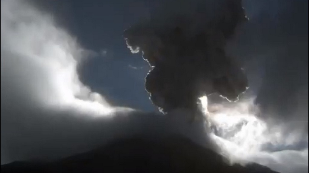 Explosión del Popocatépetl eleva columna de ceniza de 3 km