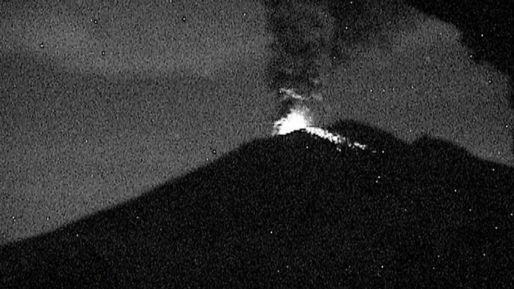 Explosión en Popocatépetl arroja fragmentos incandescentes