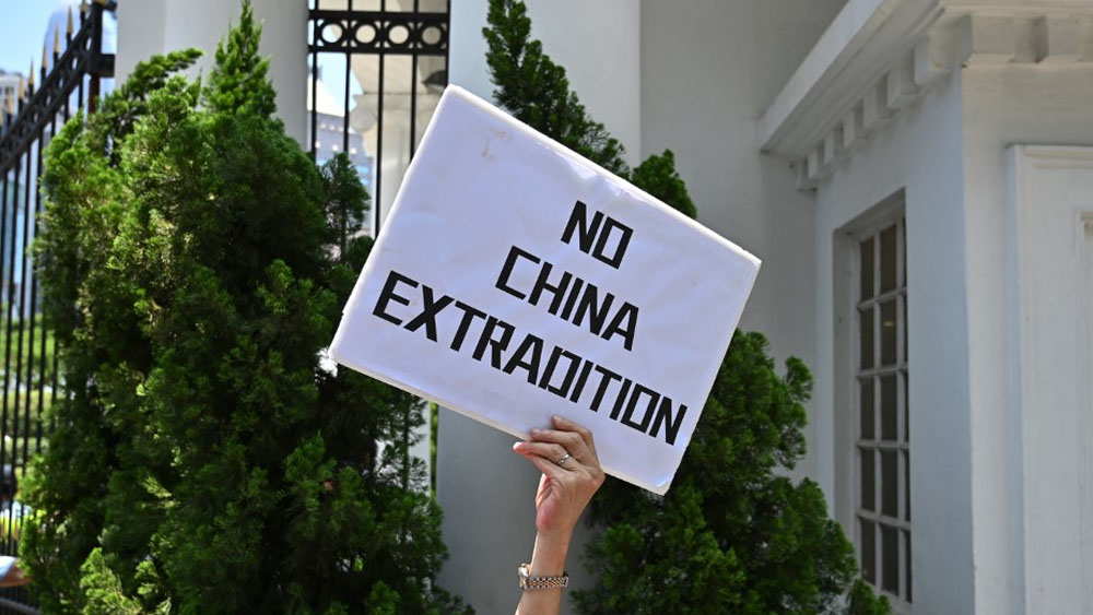 Hong Kong suspende temporalmente ley de extradición a China