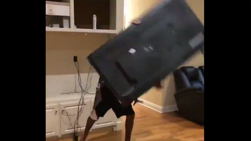 #Video Fanático de Warriors destroza pantalla tras victoria de Raptors