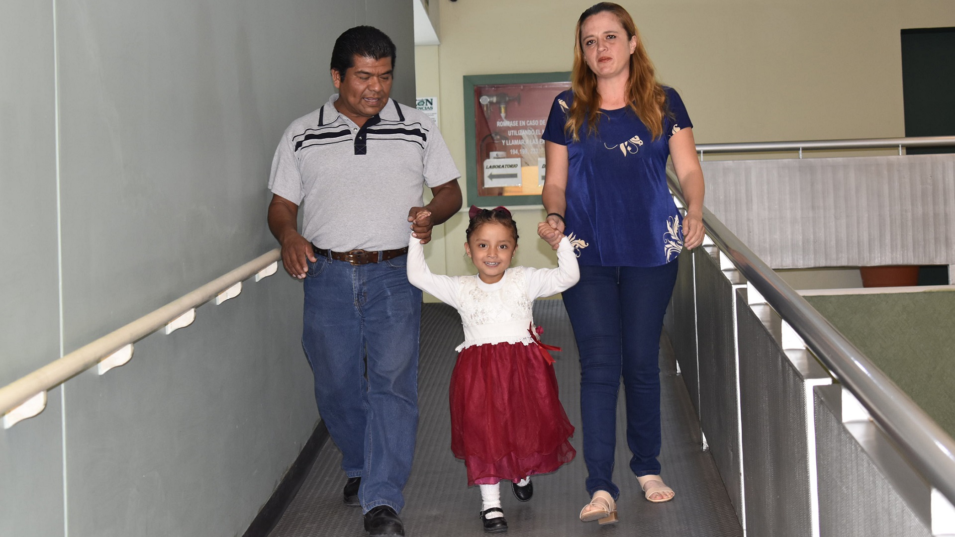 Corrigen malformación de columna a niña de 4 años en el IMSS