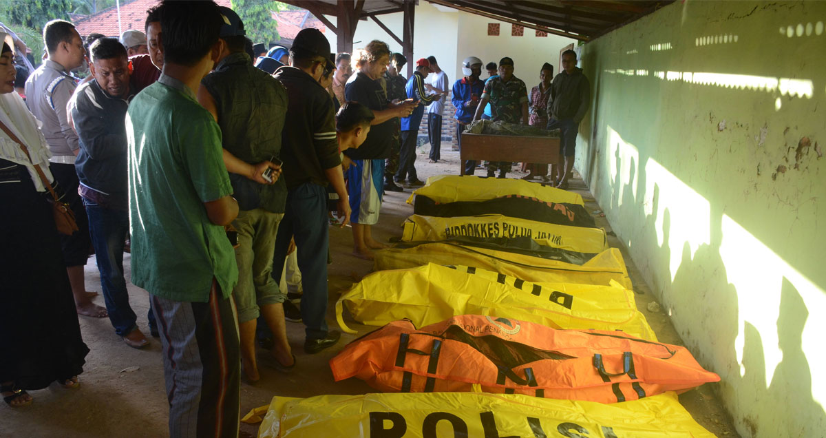 Al menos 18 muertos por naufragio de ferry en Indonesia