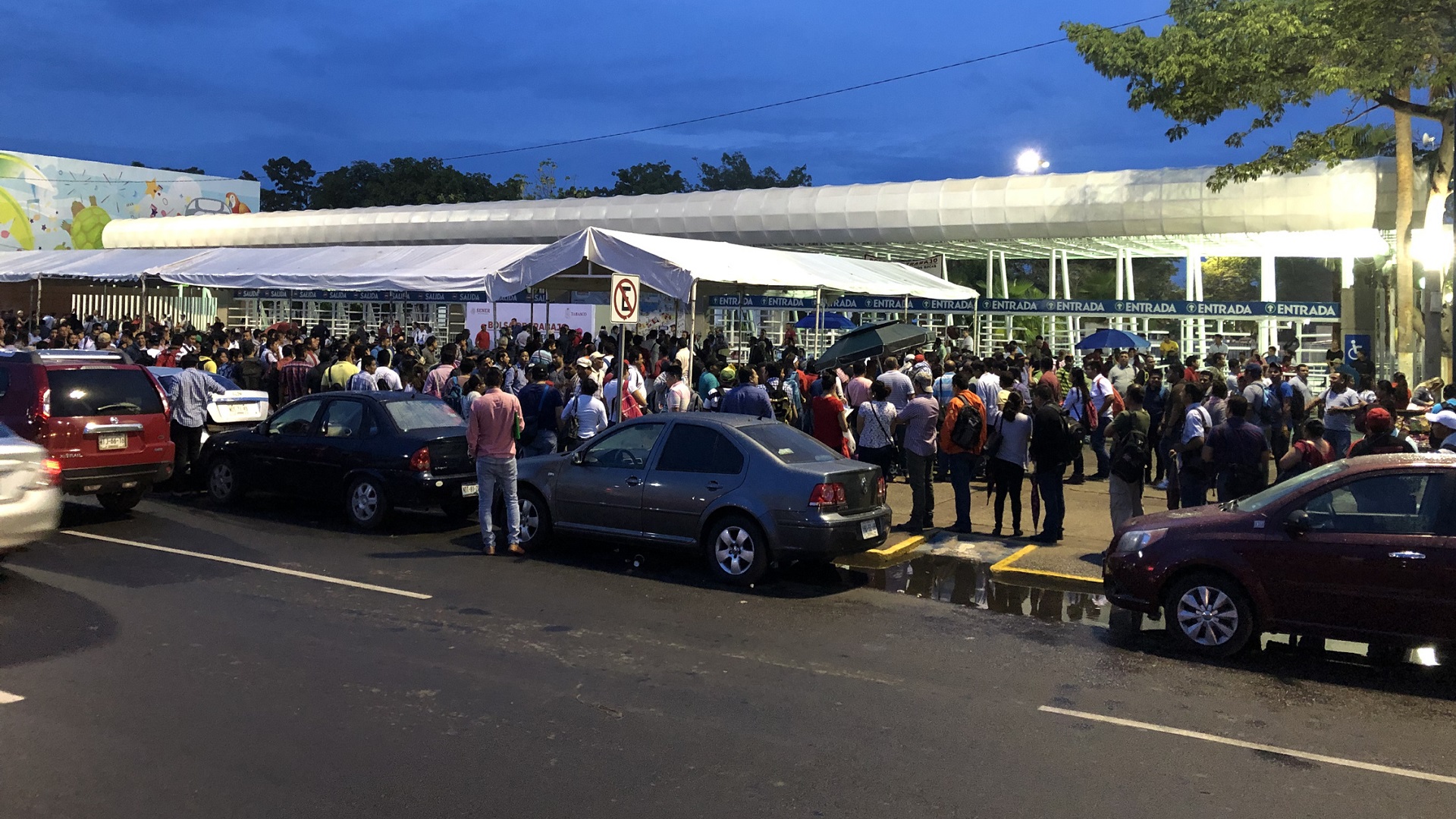 Cientos de personas buscan empleo en refinería de Dos Bocas - fila-en-el-parque-tabasco