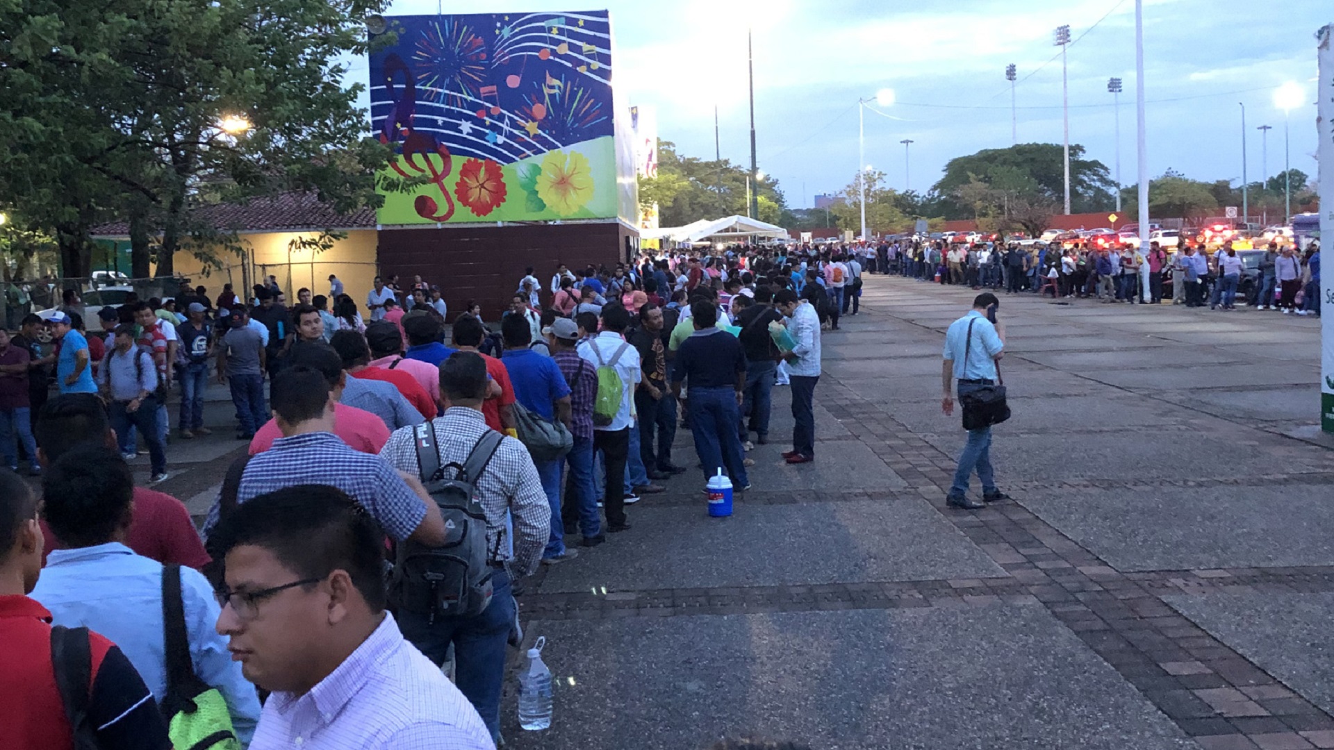 Cientos de personas buscan empleo en refinería de Dos Bocas