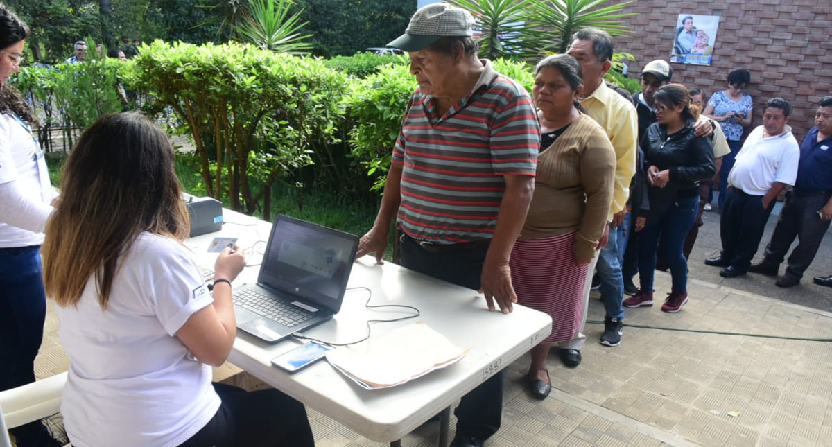 Guatemala celebra elecciones para elegir nuevo presidente - fila-para-votar-en-guatemala