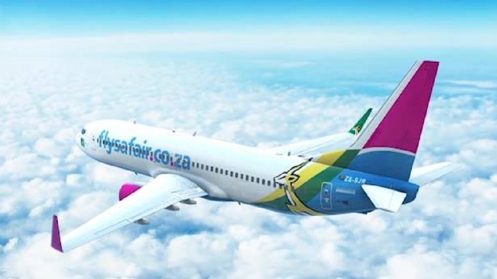 Abandonan feto en baños de avión en Sudáfrica