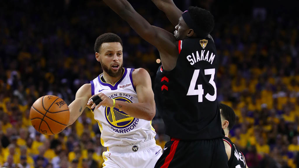 Raptors recuperan la ventaja ante los Warriors en tercer partido