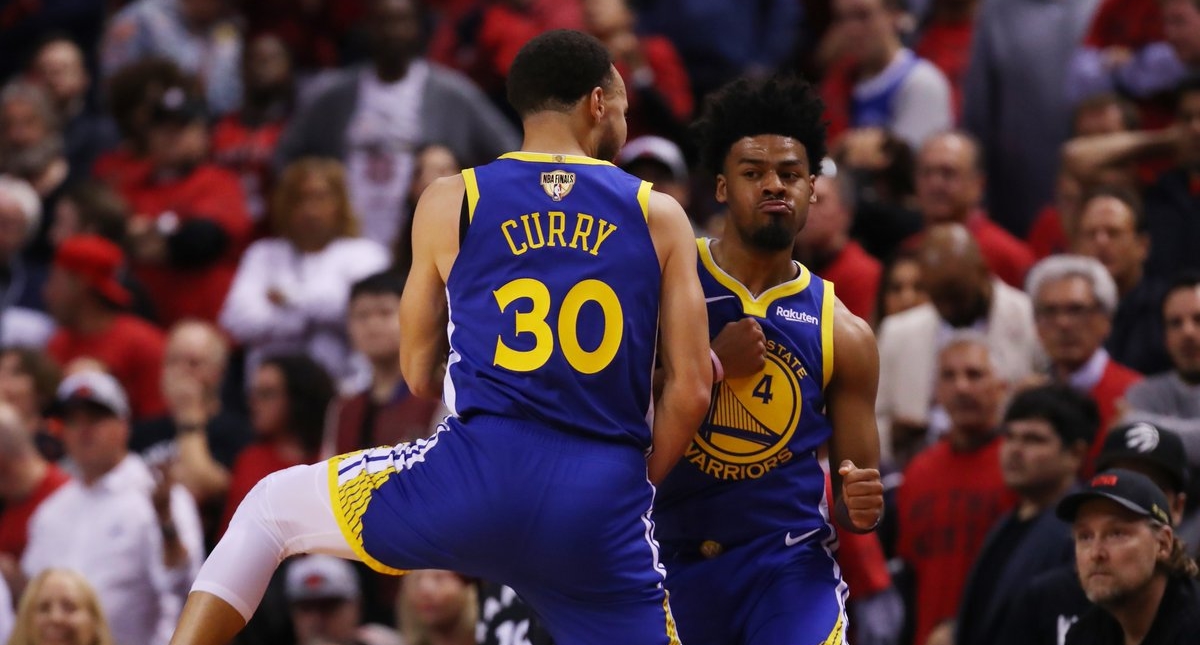 Warriors vence de último minuto en segunda final ante Raptors